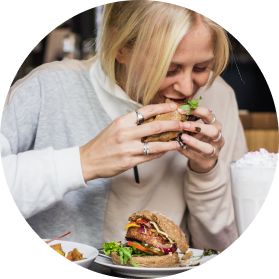 una mujer en un restaurante